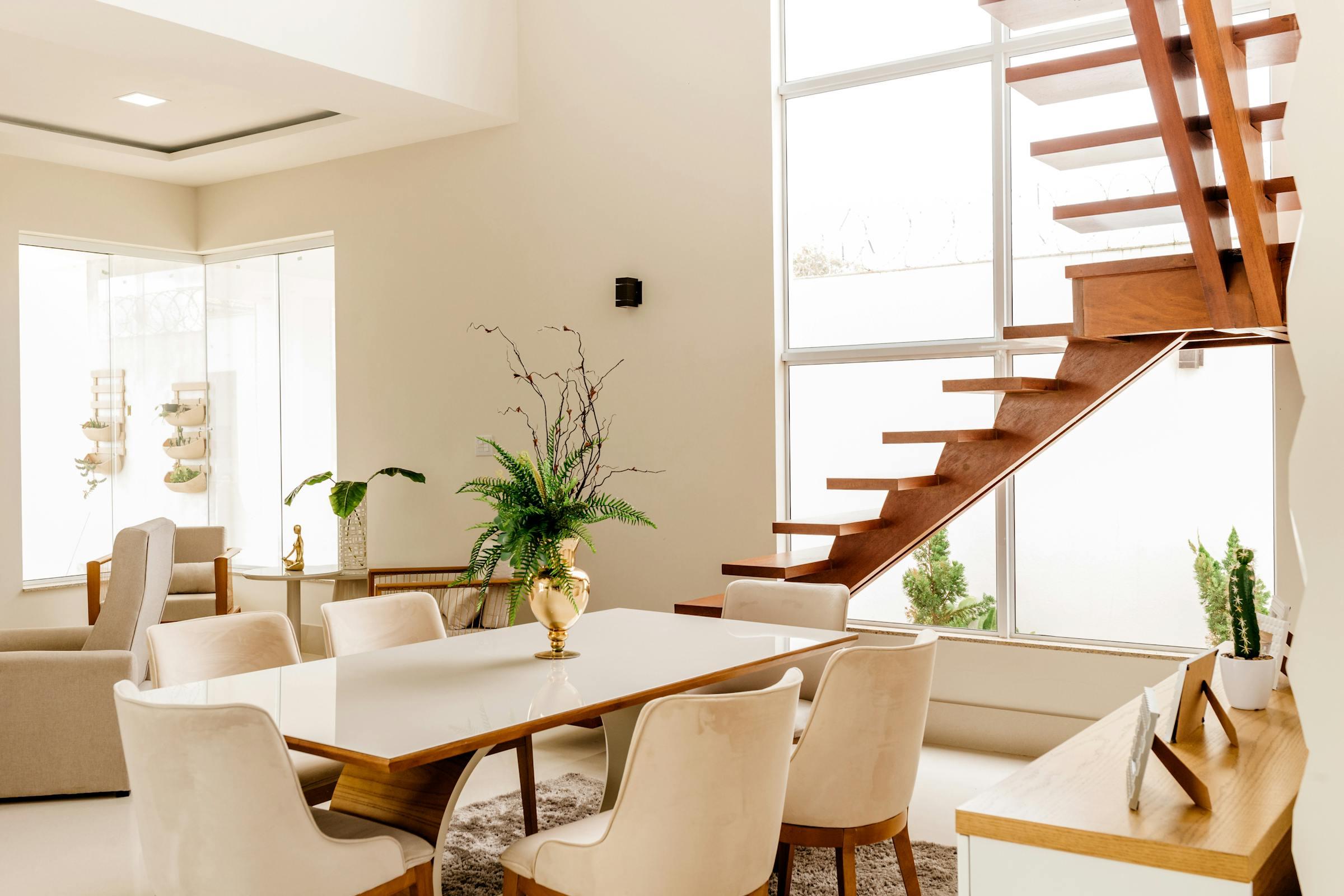 Lichte woonkamer ingericht voor woningverkoop